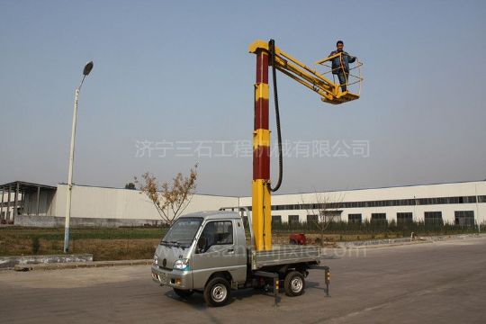 點擊查看詳細(xì)信息<br>標(biāo)題：小型高空作業(yè)車 閱讀次數(shù)：2819